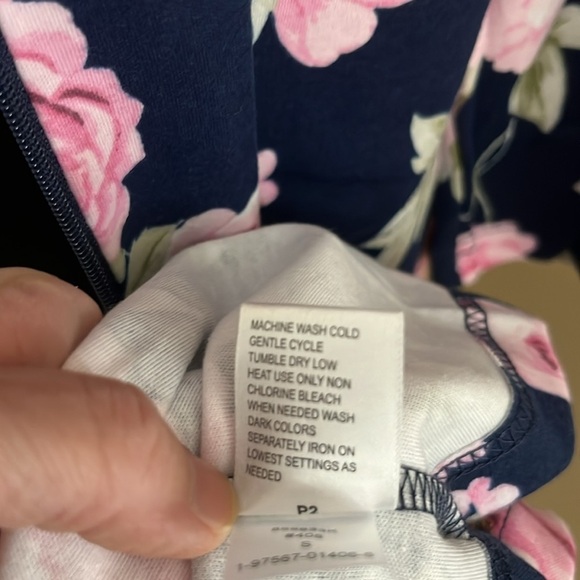 🆕Miss Elaine Essentials Knit Long Front Zip Robe Navy/Pink Roses Size S - Picture 11 of 11